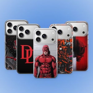 Op de afbeelding: Vijf telefoonhoesjes met Daredevil-ontwerpen. De hoesjes tonen afbeeldingen van het Marvel Comics-personage, het "DD"-logo en stripboekkunst. De hoesjes zijn rood, zwart en wit. Ze zijn ontworpen voor een smartphone.