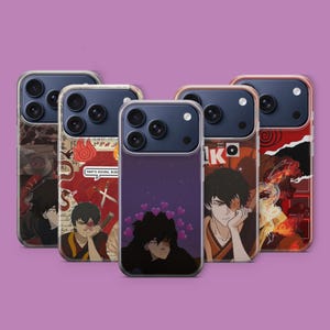 Può includere: Cinque custodie per telefono con illustrazioni in stile anime. Ogni custodia presenta un design unico, tra cui ritratti di personaggi, testo ed elementi grafici in rosso, viola e marrone. Le custodie sono esposte su uno sfondo viola.