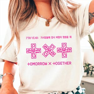 Puede incluir: Juego de tres tazas de cerámica con acabado mate moteado. Las tazas son de color crema, gris claro y gris oscuro. Cada taza tiene un diseño simple y minimalista, ideal para café o té.