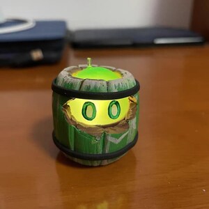 Puede incluir: Una taza de cerámica blanca con un asa negra y el texto "But First, Coffee" en negro, con una fuente de estilo manuscrito. La taza está sobre una superficie blanca.