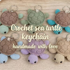 Op de afbeelding: Zes gehaakte zeeschildpad sleutelhangers in diverse kleuren waaronder lichtgroen, saliegroen, blauw, lichtblauw, paars en beige. Elke schildpad heeft een textuur schild, kleine zwarte oogjes en een zilveren metalen sleutelring aan de bovenkant.