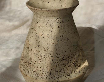 Jarrón de gres moteado