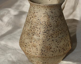 Jarrón de gres moteado