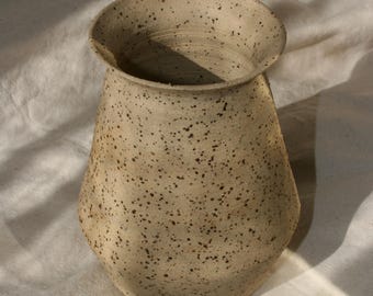 Jarrón de gres moteado