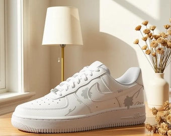 Zapatillas AF1 Low personalizadas pintadas a mano, estilo streetwear con estampado floral en blanco y gris, zapatillas únicas hechas a mano.