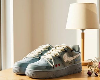 Zapatillas AF1 Low personalizadas pintadas a mano, estilo streetwear con corazón desgastado azul claro, zapatillas únicas hechas a mano.