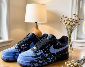 Zapatillas AF1 Low personalizadas pintadas a mano, estilo streetwear con salpicaduras negras y azules, zapatillas únicas hechas a mano.