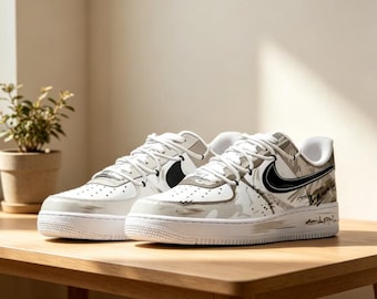 Zapatillas AF1 Low personalizadas pintadas a mano, color beige y gris, diseño único y artístico.