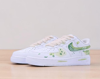Zapatillas AF1 Low personalizadas pintadas a mano, zapatos urbanos con estampado floral verde de la suerte, zapatillas únicas hechas a mano.