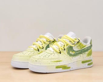 Zapatillas AF1 Low personalizadas pintadas a mano, estilo streetwear con grafiti y pinceladas en verde lima, zapatillas únicas hechas a mano.