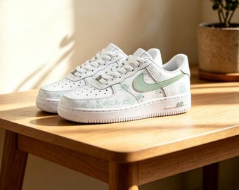 Zapatillas AF1 Low personalizadas pintadas a mano, zapatos cottagecore florales verde menta, zapatillas románticas únicas hechas a mano.