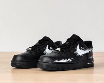 Zapatillas AF1 Low personalizadas pintadas a mano, estilo graffiti con pinceladas en blanco y negro, calzado urbano, zapatillas únicas hechas a mano.