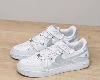 Zapatillas AF1 Low personalizadas pintadas a mano, estilo streetwear deconstruido, blancas y grises con efecto desgastado, zapatillas únicas hechas a mano.