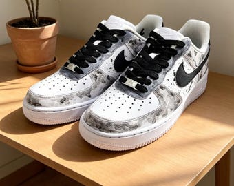 Zapatillas AF1 Low personalizadas pintadas a mano, con estampado de camuflaje blanco y gris, zapatillas urbanas únicas hechas a mano.