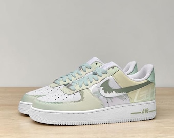 Zapatillas AF1 Low personalizadas pintadas a mano, estilo urbano con estampado de camuflaje verde salvia, zapatillas únicas hechas a mano.