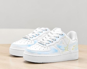 Zapatillas AF1 Low personalizadas pintadas a mano, estilo urbano con estrellas y cielo azul, zapatillas únicas hechas a mano, regalo para hombres y mujeres.
