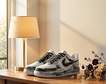 Zapatillas AF1 Low personalizadas pintadas a mano, estilo streetwear con pinceladas blancas y negras, zapatillas únicas hechas a mano.