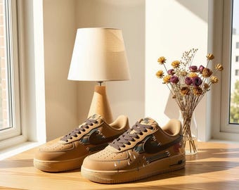 Zapatillas AF1 Low personalizadas pintadas a mano, estilo retro con estampado de garabatos en color marrón trigo, zapatillas únicas hechas a mano.