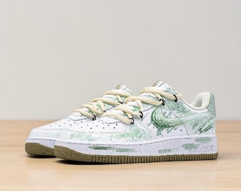 Zapatillas AF1 Low personalizadas pintadas a mano, estilo streetwear con grafiti y pinceladas verdes, zapatillas únicas hechas a mano.