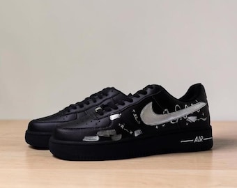 Zapatillas AF1 Low personalizadas pintadas a mano, estilo urbano con estampado de garabatos espaciales en negro y plata, zapatillas únicas hechas a mano.