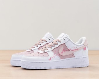 Zapatillas AF1 Low personalizadas pintadas a mano, estilo streetwear con estampado de grafiti rosa salpicado.