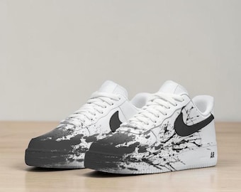 Zapatillas AF1 Low personalizadas pintadas a mano, estilo streetwear con salpicaduras de tinta blanca y negra, zapatillas únicas hechas a mano.