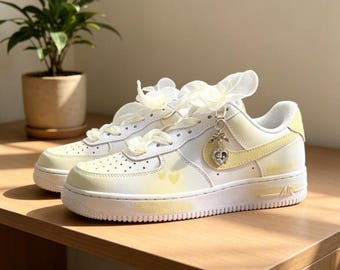 Zapatillas AF1 bajas personalizadas pintadas a mano, zapatos estilo cottagecore con flores y corazones en color amarillo crema, zapatillas románticas únicas hechas a mano.