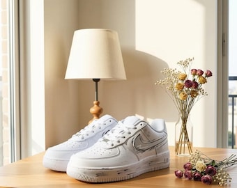 Zapatillas AF1 Low personalizadas pintadas a mano, estilo urbano con bocetos en blanco y gris, zapatillas únicas hechas a mano.