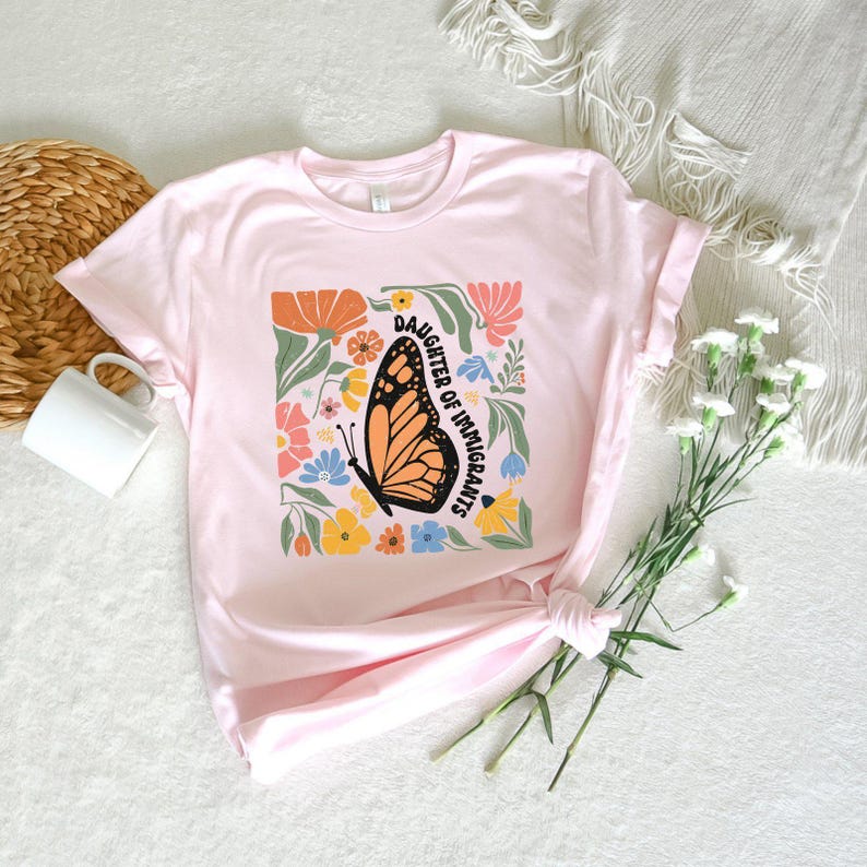 Camiseta del Movimiento de Resistencia, Camiseta de la Hija de Inmigrantes, Camiseta de Protesta Callejera, Camiseta de Resistencia Comunitaria, Camiseta de Protesta contra la Política Fronteriza de EE. UU. imagen 1