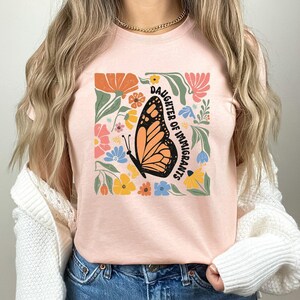 Camiseta del Movimiento de Resistencia, Camiseta de la Hija de Inmigrantes, Camiseta de Protesta Callejera, Camiseta de Resistencia Comunitaria, Camiseta de Protesta contra la Política Fronteriza de EE. UU. imagen 3