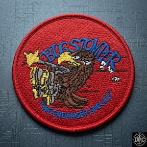 Moralmärke med Bug Stomper, Vi hotar arter broderat strykbart, Sci-Fi militär humor