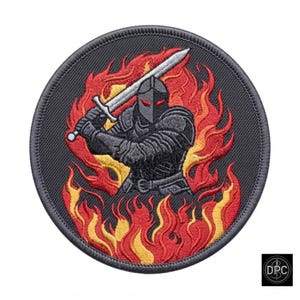 Könnte beinhalten: Ein kreisförmiger gestickter Aufnäher mit einem dunkelgrauen gepanzerten Ritter, der ein silbernes Schwert hält. Der Ritter hat leuchtend rote Augen und ist von leuchtend orangefarbenen, roten und gelben Flammen vor einem dunkelgrauen Hintergrund umgeben.