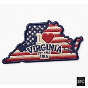Puede incluir: Un parche bordado con la forma del estado de Virginia que presenta el patrón de la bandera estadounidense, un corazón rojo y el texto I LOVE VIRGINIA EST. 1788 USA. El parche tiene un borde azul oscuro y está cosido con hilo rojo, blanco y azul.