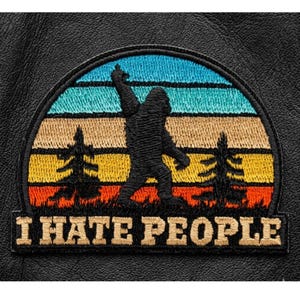 Parche bordado termoadhesivo de Bigfoot Sasquatch, insignia vintage divertida "Odio a la gente" para chaqueta o mochila.