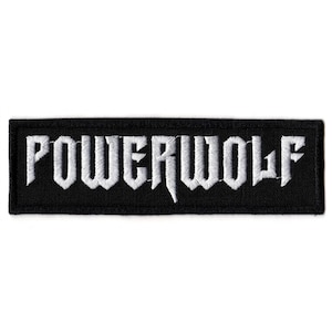 Könnte beinhalten: Schwarzer rechteckiger Aufnäher mit dem gestickten Wort "POWERWOLF" in weißer, gotischer Schrift. Der Aufnäher ist für Kleidung oder Accessoires geeignet und richtet sich an Fans der Band.