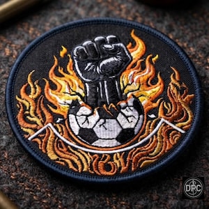 Parche de fútbol con puño en llamas, insignia de fútbol de la victoria en negro y naranja, aplique termoadhesivo para chaqueta.