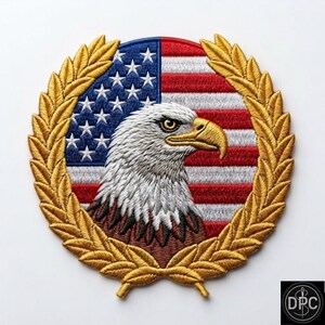 Può includere: Una toppa ricamata circolare raffigurante una testa di aquila calva di profilo, centrata su uno sfondo della bandiera americana con strisce rosse, bianche e blu e stelle bianche. Il design è incorniciato da una corona di alloro color oro.