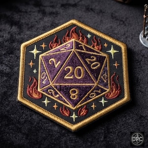 Op de afbeelding: Een zeshoekige geborduurde patch met een paarse twintigzijdige dobbelsteen met gouden cijfers, waaronder een opvallende 20. Het ontwerp is omringd door oranje en rode vlammotieven en kleine gele sterren op een zwarte achtergrond met een gouden rand.