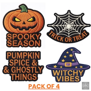 Könnte beinhalten: Ein Set aus vier bestickten Halloween-Aufnähern. Einer zeigt einen orangefarbenen Kürbis mit dem Text SPOOKY SEASON. Ein weiterer zeigt ein weißes Spinnennetz mit TRICK OR TREAT. Ein dritter trägt den Text PUMPKIN SPICE & GHOSTLY THINGS. Der letzte ist ein violetter Hexenhut mit WITCHY VIBES.
