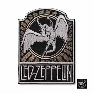 Puede incluir: Un parche bordado rectangular con fondo negro que presenta una figura alada blanca dentro de un borde circular dorado. Debajo del círculo, el texto LED ZEPPELIN está bordado en letras mayúsculas blancas con un contorno gris plateado.