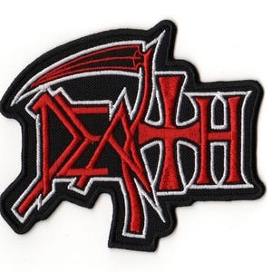 Puede incluir: Parche bordado con la palabra "DEATH" en rojo, con un diseño de guadaña y cruz. El parche tiene un fondo negro con costuras blancas. Ideal para chaquetas, bolsos u otros artículos de tela.