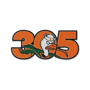 Puede incluir: Un parche bordado que muestra los números 305 en naranja brillante con un borde negro grueso. El número cero está reemplazado por una mascota ibis blanca estilizada con un sombrero de marinero, con detalles en verde y naranja y un pequeño logo U naranja.