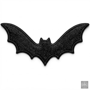 Puede incluir: Un parche bordado negro con forma de murciélago con las alas extendidas. El diseño presenta costuras de hilo negro denso en toda la superficie, creando una apariencia texturizada con un borde definido que sigue la silueta del murciélago.