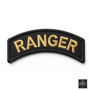 Pode incluir: Um emblema bordado preto em forma de arco com a palavra RANGER em fio de cor dourada. O emblema tem uma borda grossa costurada e uma base de tecido texturizado, projetado com um formato arqueado distinto para aplicação em uniformes ou roupas.