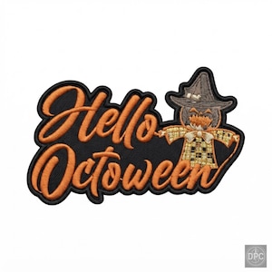 Może przedstawiać: Haftowana naszywka z pomarańczowym napisem Hello Octoween wykonanym kursywą. Po prawej stronie tekstu znajduje się mała figurka stracha na wróble w ciemnobrązowym kapeluszu oraz żółto-czarnej koszuli w kratę z białą muszką pod szyją.
