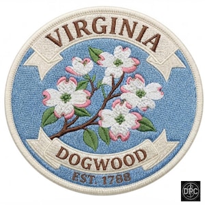 Pode incluir: Um emblema bordado circular com fundo azul claro, apresentando um ramo castanho central com flores de corniso brancas com pétalas de pontas rosadas e folhas verdes. O texto VIRGINIA e DOGWOOD EST. 1788 está bordado em castanho.