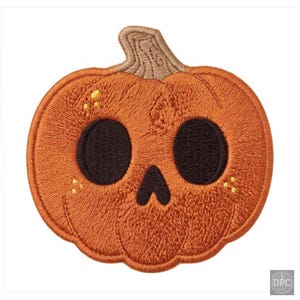 Calavera bordada con diseño de campo de calabazas: Insignia termoadhesiva de Halloween (naranja, negro, beige)