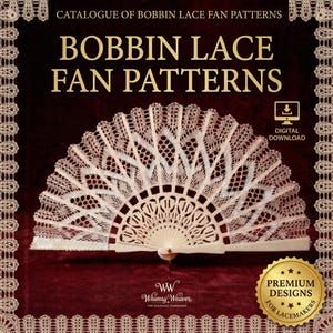 Puede incluir: Una portada de catálogo con un abanico de encaje de bolillos blanco sobre un fondo burdeos. El texto dice "BOBBIN LACE FAN PATTERNS" y "DESCARGA DIGITAL". Un sello dorado indica "PREMIUM DESIGNS FOR LACEMAKERS."