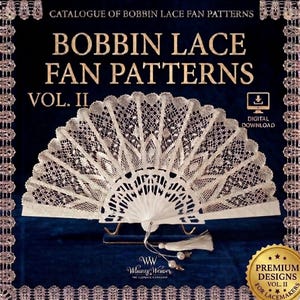 Può includere: Un ventaglio in pizzo bianco con motivi intricati, su sfondo blu scuro. L'immagine presenta il testo "BOBBIN LACE FAN PATTERNS VOL. II" e "DIGITAL DOWNLOAD". Un sigillo dorato indica "PREMIUM DESIGNS".