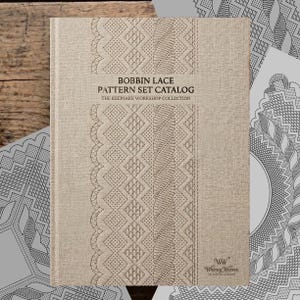 Puede incluir: Un libro beige "Catálogo de patrones de encaje de bolillos" con intrincados diseños bordados. La portada presenta patrones geométricos y florales, con el texto "The Keepsake Workshop Collection" y el logotipo "Whimsy Weaver".